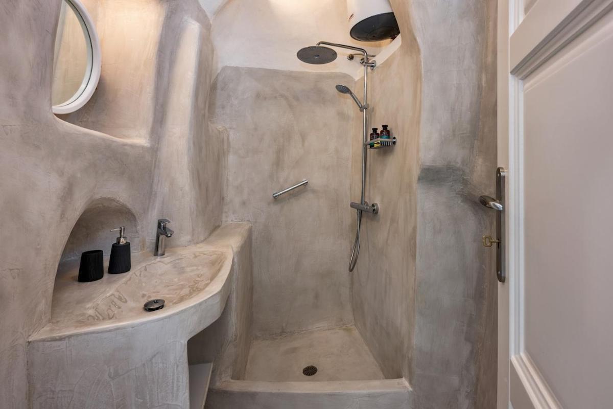 Gilbert'S Cave With Cave Jacuzzi Megalochori (Santorini) Exterior foto