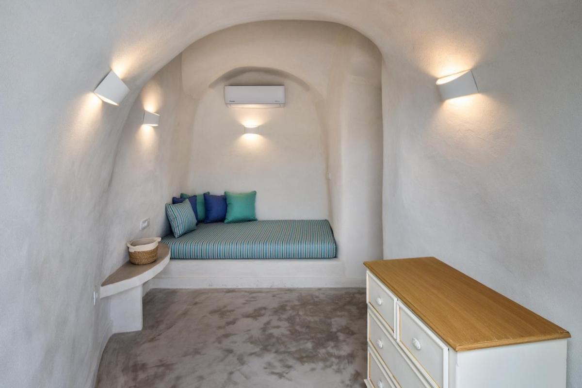 Gilbert'S Cave With Cave Jacuzzi Megalochori (Santorini) Exterior foto